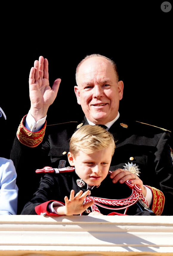 Le prince Albert II de Monaco et le prince Jacques - La famille princière de Monaco au balcon du palais, à l'occasion de la Fête Nationale de Monaco, le 19 novembre 2024. © Jacovides-Bebert/Bestimage 