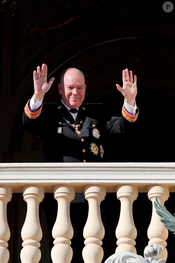 Le prince Albert II de Monaco - La famille princière de Monaco au balcon du palais, à l'occasion de la Fête Nationale de Monaco, le 19 novembre 2024. © Jacovides-Bebert/Bestimage