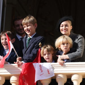 Les deux enfants de Charlotte Casiraghi se sont fait remarquer ce jour-là
Pierre Casiraghi, Raphael Elmaleh, Alexandre Casiraghi (Sacha), Maximilian Casiraghi, Beatrice Borromeo et Balthazar Casiraghi-Rassam - La famille princière de Monaco au balcon du palais, à l'occasion de la Fête Nationale de Monaco, le 19 novembre 2024. © Claudia Albuquerque / Bestimage