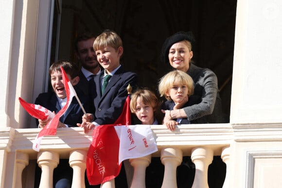 Les deux enfants de Charlotte Casiraghi se sont fait remarquer ce jour-là
Pierre Casiraghi, Raphael Elmaleh, Alexandre Casiraghi (Sacha), Maximilian Casiraghi, Beatrice Borromeo et Balthazar Casiraghi-Rassam - La famille princière de Monaco au balcon du palais, à l'occasion de la Fête Nationale de Monaco, le 19 novembre 2024. © Claudia Albuquerque / Bestimage