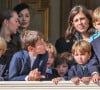 En fait, Raphaël a tenté de calmer les ardeurs de Balthazar, qui faisait des signes frénétiques de la main aux invités durant la musique des Carabiniers
Stefano Ercole Carlo Casiraghi, Beatrice Borromeo, Raphael Elmaleh, Charlotte Casiraghi, Balthazar Casiraghi-Rassam, Francesco Carlo Albert Casiraghi, la princesse Alexandra de Hanovre, Maximilian Casiraghi et Sacha Casiraghi - La famille princière de Monaco au balcon du palais, à l'occasion de la Fête Nationale de Monaco, le 19 novembre 2024. © Jacovides-Bebert/Bestimage