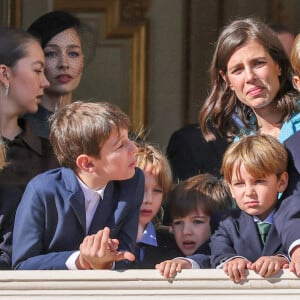 En fait, Raphaël a tenté de calmer les ardeurs de Balthazar, qui faisait des signes frénétiques de la main aux invités durant la musique des Carabiniers
Stefano Ercole Carlo Casiraghi, Beatrice Borromeo, Raphael Elmaleh, Charlotte Casiraghi, Balthazar Casiraghi-Rassam, Francesco Carlo Albert Casiraghi, la princesse Alexandra de Hanovre, Maximilian Casiraghi et Sacha Casiraghi - La famille princière de Monaco au balcon du palais, à l'occasion de la Fête Nationale de Monaco, le 19 novembre 2024. © Jacovides-Bebert/Bestimage