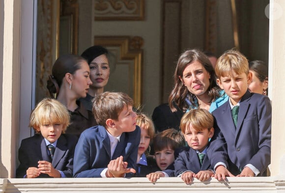 En fait, Raphaël a tenté de calmer les ardeurs de Balthazar, qui faisait des signes frénétiques de la main aux invités durant la musique des Carabiniers
Stefano Ercole Carlo Casiraghi, Beatrice Borromeo, Raphael Elmaleh, Charlotte Casiraghi, Balthazar Casiraghi-Rassam, Francesco Carlo Albert Casiraghi, la princesse Alexandra de Hanovre, Maximilian Casiraghi et Sacha Casiraghi - La famille princière de Monaco au balcon du palais, à l'occasion de la Fête Nationale de Monaco, le 19 novembre 2024. © Jacovides-Bebert/Bestimage