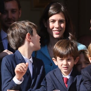 Un joli moment de complicité entre les deux frères qui est passé presque inaperçu
Raphael Elmaleh, Charlotte Casiraghi and Balthazar Casiraghi-Rassam - La famille princière de Monaco au balcon du palais, à l'occasion de la Fête Nationale de Monaco, le 19 novembre 2024. © Jacovides-Bebert/Bestimage 