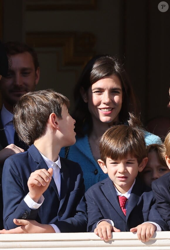 Un joli moment de complicité entre les deux frères qui est passé presque inaperçu
Raphael Elmaleh, Charlotte Casiraghi and Balthazar Casiraghi-Rassam - La famille princière de Monaco au balcon du palais, à l'occasion de la Fête Nationale de Monaco, le 19 novembre 2024. © Jacovides-Bebert/Bestimage 