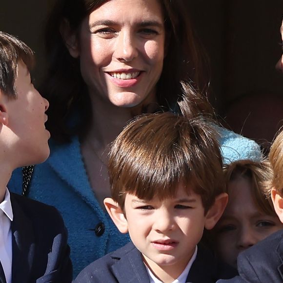 Un joli moment de complicité entre les deux frères qui est passé presque inaperçu
Raphael Elmaleh, Charlotte Casiraghi and Balthazar Casiraghi-Rassam - La famille princière de Monaco au balcon du palais, à l'occasion de la Fête Nationale de Monaco, le 19 novembre 2024. © Jacovides-Bebert/Bestimage 