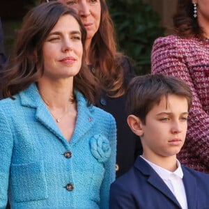 Charlotte Casiraghi est la mère de Balthazar Rassam et Raphaël Elmaleh
Charlotte Casiraghi, Balthazar Rassam, Raphaël Elmaleh dans la cour du palais princier le jour de la fête nationale de Monaco. © Jean-Charles Vinaj / Pool Monaco / Bestimage