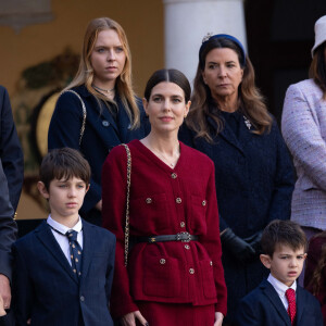 Charlotte Casiraghi et ses fils Raphaël Elmaleh et Balthazar Rassam - La famille princière monégasque dans la cour d'honneur du palais lors de la la fête nationale à Monaco, le 19 novembre 2023. © Olivier Huitel / Pool Monaco / Bestimage