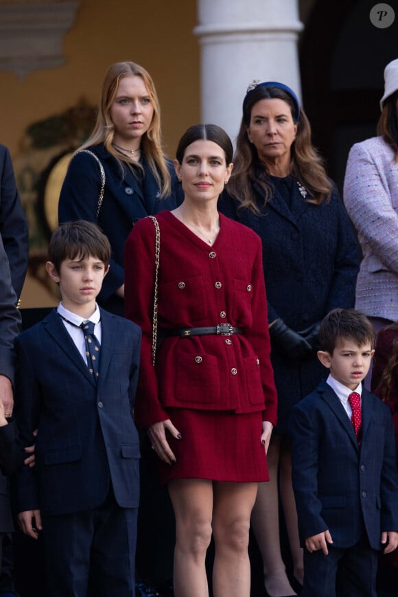 Charlotte Casiraghi et ses fils Raphaël Elmaleh et Balthazar Rassam - La famille princière monégasque dans la cour d'honneur du palais lors de la la fête nationale à Monaco, le 19 novembre 2023. © Olivier Huitel / Pool Monaco / Bestimage