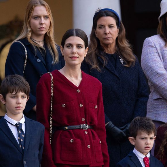 Charlotte Casiraghi et ses fils Raphaël Elmaleh et Balthazar Rassam - La famille princière monégasque dans la cour d'honneur du palais lors de la la fête nationale à Monaco, le 19 novembre 2023. © Olivier Huitel / Pool Monaco / Bestimage
