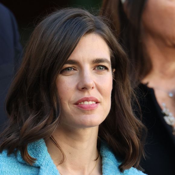 Pour rappel, Charlotte Casiraghi a donné naissance à ses deux enfants durant ses idylles respectives avec l'humoriste Gad Elmaleh et le producteur Dimitri Rassam
Charlotte Casiraghi dans la cour du palais princier le jour de la fête nationale de Monaco le 19 novembre 2024. © Jean-Charles Vinaj / Pool Monaco / Bestimage 