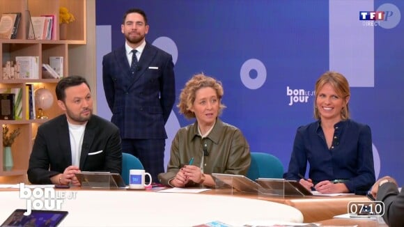 Pour accompagner le réveil des téléspectateurs de TF1, Bruce Toussaint est entouré d'une équipe de chroniqueurs
Ange Noiret, Karim Bennani, Alba Ventura et Garance Pardigon sur le plateau de "Bonjour !"