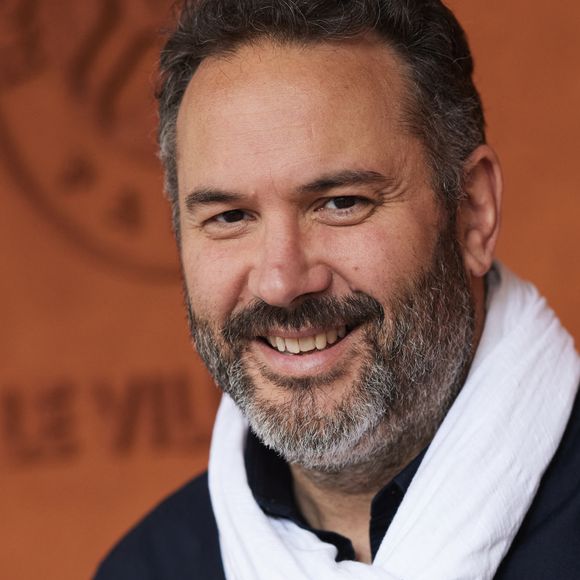 Bruce Toussaint - Les célébrités au village lors des Internationaux de France de tennis de Roland Garros 2024 à Paris. Le 5 juin 2024. © Jacovides-Moreau/Bestimage 