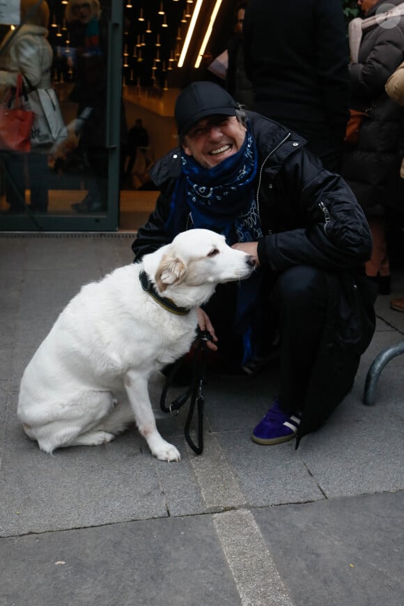 Jean-Luc Reichmann et sa chienne Donna (amputée d'une patte) - Arrivées à l'enregistrement de l'émission "Vivement Dimanche" présentée par M. Drucker et qui sera diffusée le 14/02/2024 sur France 3 au Studio Gabriel à Paris, France, le 09 janvier 2024. © Christophe Clovis / Bestimage