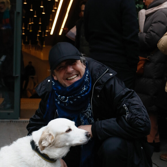 Jean-Luc Reichmann et sa chienne Donna (amputée d'une patte) - Arrivées à l'enregistrement de l'émission "Vivement Dimanche" présentée par M. Drucker et qui sera diffusée le 14/02/2024 sur France 3 au Studio Gabriel à Paris, France, le 09 janvier 2024. © Christophe Clovis / Bestimage