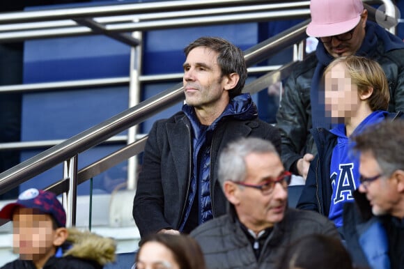 David Pujadas et son fils dans les tribunes du match de Ligue 1 Conforama PSG 5-0 Montpellier au Parc des Princes à Paris le 1 février 2020 © Giancarlo Gorassini / Bestimage 