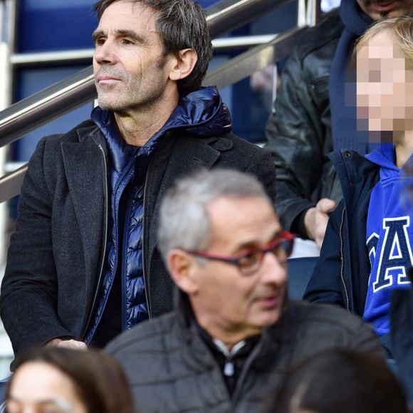 David Pujadas et son fils dans les tribunes du match de Ligue 1 Conforama PSG 5-0 Montpellier au Parc des Princes à Paris le 1 février 2020 © Giancarlo Gorassini / Bestimage 