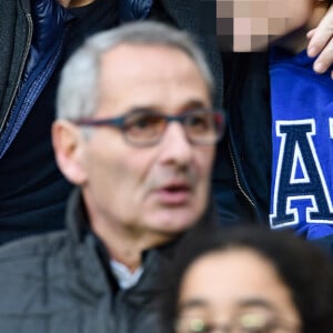 David Pujadas et son fils assistent au match de Ligue 1 Conforama PSG 5-0 Montpellier au Parc des Princes à Paris le 1 février 2020 © Giancarlo Gorassini / Bestimage 