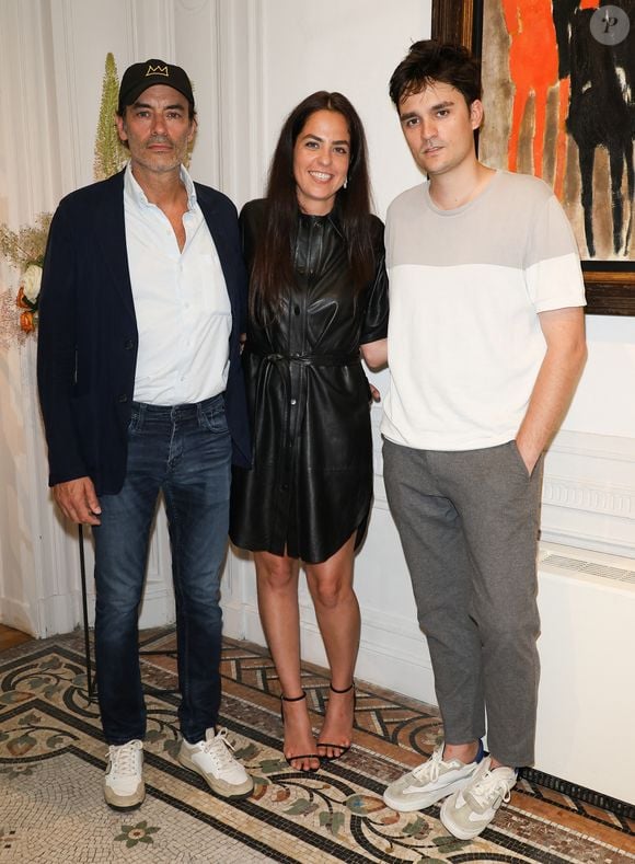 Anouchka Delon n'était en revanche elle pas présente 
Anthony Delon, Anouchka Delon et Alain-Fabien Delon au cocktail à l'issue de la conférence de presse pour la vente de la collection Alain Delon chez Bonhams Cornette de Saint Cyr à Paris le 19 juin 2023.© Coadic Guirec/Bestimage 