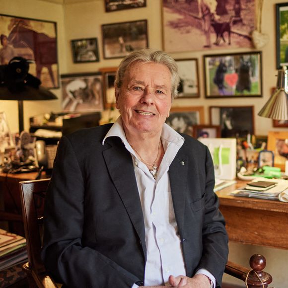 L'occasion de revenir sur le dernier réveillon du Guépard
Exclusif - Alain Delon dans son bureau à Douchy France, le 10 avril 2021. © Cyril Moreau/Bestimage 