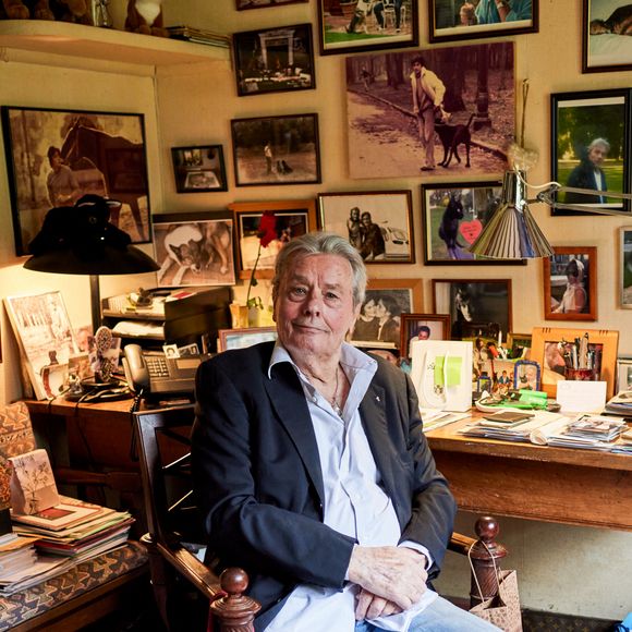 Dans sa propriété du Loiret 
Alain Delon dans le bureau de sa maison de Douchy le 17 avril 2021. © Cyril Moreau / Bestimage 
