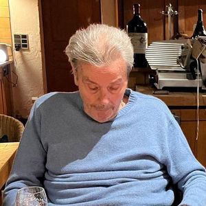 @alainfabiendelon Merry Christmas family christmas papa dad @therealanthonydelon @loupdelon @liv_din
Alain Delon, première photo de lui en famille pour le reveillon de Noël à Douchy à côté de son fils Alain-Fabien