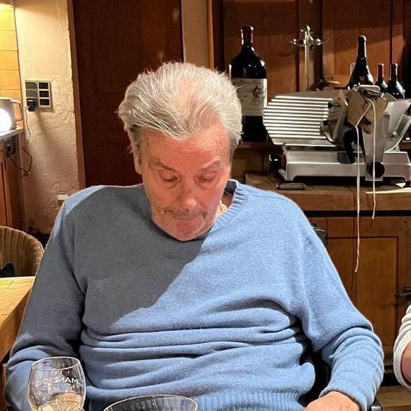 @alainfabiendelon Merry Christmas family christmas papa dad @therealanthonydelon @loupdelon @liv_din
Alain Delon, première photo de lui en famille pour le reveillon de Noël à Douchy à côté de son fils Alain-Fabien