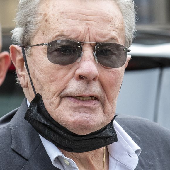 Alain Delon - Obsèques de Jean-Paul Belmondo en en l'église Saint-Germain-des-Prés, à Paris le 10 septembre 2021. © Cyril Moreau / Bestimage 