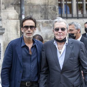Anthony Delon, Alain Delon - Obsèques de Jean-Paul Belmondo en en l'église Saint-Germain-des-Prés, à Paris le 10 septembre 2021. © Cyril Moreau / Bestimage 