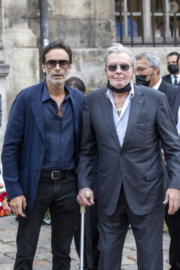 Anthony Delon, Alain Delon - Obsèques de Jean-Paul Belmondo en en l'église Saint-Germain-des-Prés, à Paris le 10 septembre 2021. © Cyril Moreau / Bestimage 