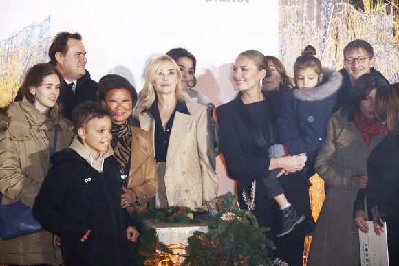 Jeanne d'Hauteserre, Emmanuelle Béart, Amandine Petit marraine de l'association Princesse Margot, soutenue cette année par le Comité, Anne Hidalgo - Le Comité du Faubourg Saint-Honoré dévoile les décorations et illuminations de Noël de ses rues à l'occasion de son emblématique "Winter Time" réunissant ses Maisons membres, les élus locaux et l'ensemble des riverains autour d'une soirée magique et d'une cause noble. Le gardien du patrimoine rare et prestigieux de l'un des quartiers les plus emblématiques de la capitale invite chacun à participer à une tombola solidaire d'envergure visant à récolter des fonds en faveur de l'association Princesse Margot qui lutte pour la recherche en faveur du cancer pédiatrique. A Paris, mardi 26 novembre 2024.