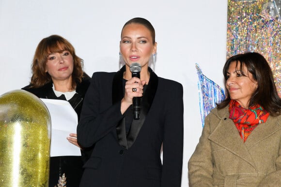 Sandrine Quétier, Amandine Petit, Anne Hidalgo - Le Comité du Faubourg Saint-Honoré dévoile les décorations et illuminations de Noël de ses rues à l'occasion de son emblématique "Winter Time" réunissant ses Maisons membres, les élus locaux et l'ensemble des riverains autour d'une soirée magique et d'une cause noble. Le gardien du patrimoine rare et prestigieux de l'un des quartiers les plus emblématiques de la capitale invite chacun à participer à une tombola solidaire d'envergure visant à récolter des fonds en faveur de l'association Princesse Margot qui lutte pour la recherche en faveur du cancer pédiatrique. A Paris, mardi 26 novembre 2024.