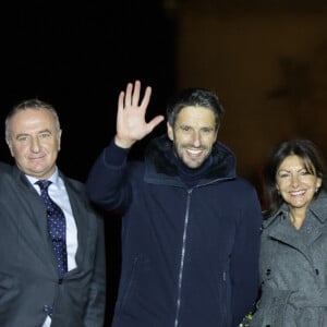 Marc-Antoine Jamet (président du comité des Champs- Elysées), Tony Estanguet et Anne Hidalgo - Lancement des Illuminations de Noël des Champs-Elysées à Paris le 24 novembre 2024. © Coadic Guirec/Bestimage 