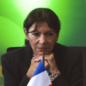 En remettant symboliquement son écharpe à Rémi Féraud, elle a cité le nom d'Emmanuel Grégoire, nom de l'opposant qu'elle ne souhaite justement pas voir lui succéder...
Anne Hidalgo à l'U20, rassemblement de Maires, au Brésil le 17 novembre 2024 © Leco Viana/TheNEWS2 via ZUMA Press Wire)