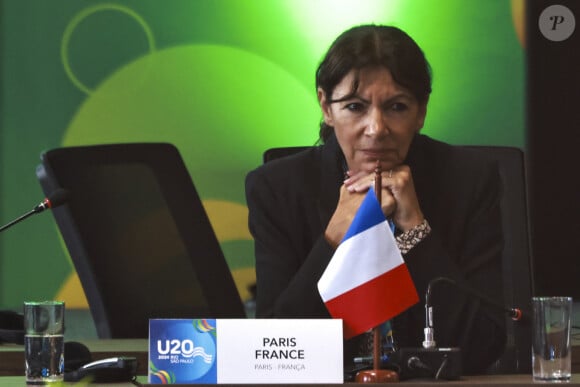 En remettant symboliquement son écharpe à Rémi Féraud, elle a cité le nom d'Emmanuel Grégoire, nom de l'opposant qu'elle ne souhaite justement pas voir lui succéder...
Anne Hidalgo à l'U20, rassemblement de Maires, au Brésil le 17 novembre 2024 © Leco Viana/TheNEWS2 via ZUMA Press Wire)