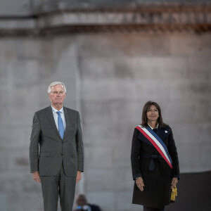 Emmanuel Macron, président de la République Française, Teddy Riner, Michel Barnier (Premier ministre), Anne Hidalgo (maire de Paris). La Parade des Champions, dernière célébration et décoration des athlètes médaillés lors des Jeux Olympiques et Paralympiques de Paris2024, au pied de l'Arc de Triomphe. Paris, le 14 Septembre 2024. © Nicolas Messyasz/Pool/Bestimage