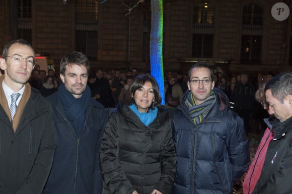 François Vauglin (maire du XIe arrondissement de Paris), Bruno Julliard, Anne Hidalgo, Rémi Féraud - Anne Hidalgo, maire de Paris, lors de l'illumination du chêne du souvenir et de la statue de Marianne dans le cadre de l'hommage rendu aux victimes des attentats de janvier et de novembre 2015, place de la République à Paris, le 10 janvier 2016. Cet hommage a lieu un an après le rassemblement unitaire de 1,6 million de personnes du 11 janvier 2015 organisé juste après les attentats contre Charlie Hebdo et l'Hyper Cacher Porte de Vincennes. © Pierre Perusseau/Bestimage 