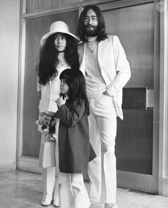 Il est le fruit des amours du Beatles avec Yoko Ono.
24 mai 1969 - Londres, Angleterre, Royaume-Uni - Le chanteur des Beatles, sa femme et la fille de 5 ans de cette dernière, quittent l'aéroport de Londres pour les Bahamas. Photo par Keystone Press Agency/Keystone USA via Zuma Wire/ABACAPRESS.COM