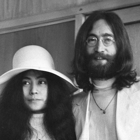 Il est le fruit des amours du Beatles avec Yoko Ono.
24 mai 1969 - Londres, Angleterre, Royaume-Uni - Le chanteur des Beatles, sa femme et la fille de 5 ans de cette dernière, quittent l'aéroport de Londres pour les Bahamas. Photo par Keystone Press Agency/Keystone USA via Zuma Wire/ABACAPRESS.COM