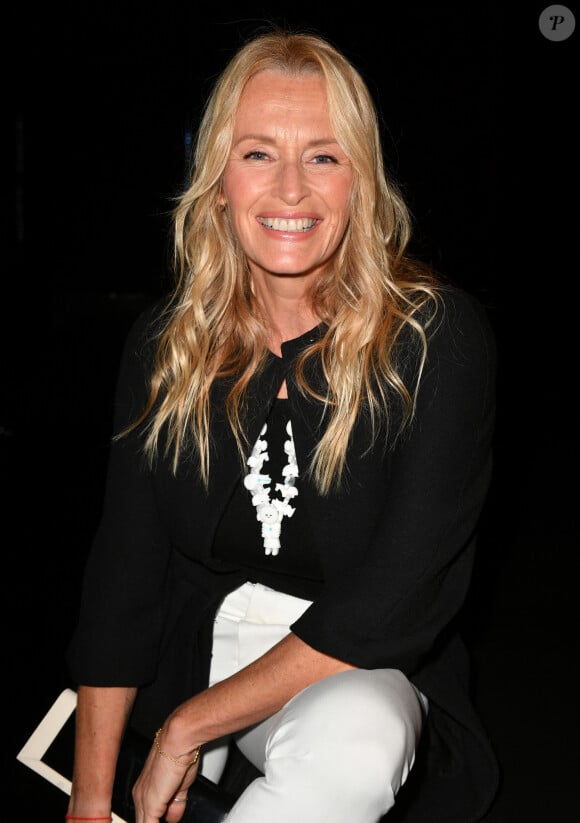 Estelle Lefébure - Front row du défilé "Walk Your Worth" By L'Oreal à l'Ecole Militaire lors de la fashion week PAP femme printemps / été 2023 le 2 octobre 2022. © Veeren / Clovis / Bestimage 