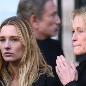 Estelle Lefebure et sa fille Ilona Smet quittent la cérémonie funéraire organisée en mémoire de Johnny Hallyday à Paris. Photo par Aurore Marechal/ABACAPRESS.COM