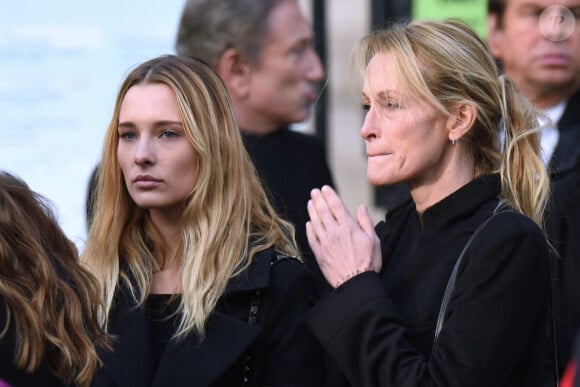 Estelle Lefebure et sa fille Ilona Smet quittent la cérémonie funéraire organisée en mémoire de Johnny Hallyday à Paris. Photo par Aurore Marechal/ABACAPRESS.COM