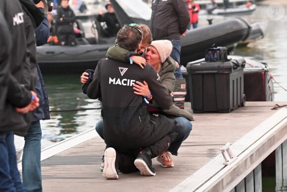 Un moment difficile pour tous les skippers et leurs familles
Charlie Dalin avec ses prcohes le jour du départ du 10e Vendée Globe, le 10 novembre 2024 aux Sables d'Olonne. Photo de Franck Castel/ABACAPRESS.COM