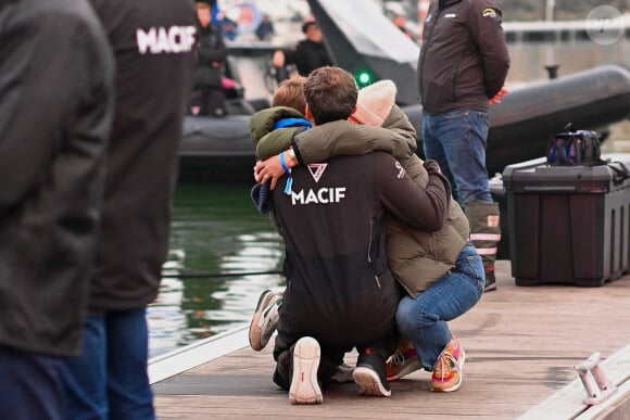 Charlie Dalin avec ses prcohes le jour du départ du 10e Vendée Globe, le 10 novembre 2024 aux Sables d'Olonne. Photo de Franck Castel/ABACAPRESS.COM