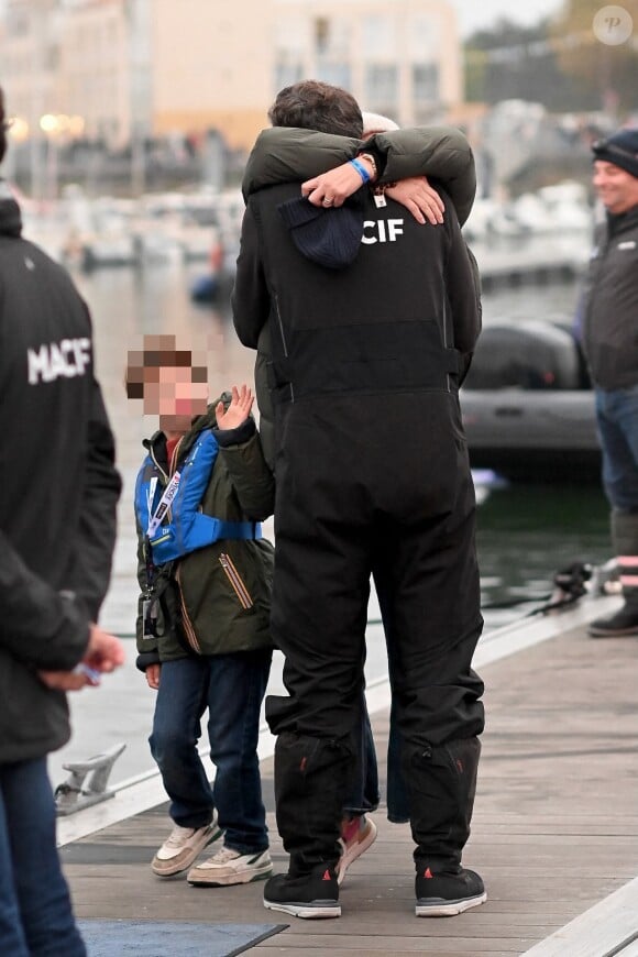 Il leur a dit aurevoir le 10 novembre dernier aux Sables d'Olonne, en Vendée
Charlie Dalin avec ses prcohes le jour du départ du 10e Vendée Globe, le 10 novembre 2024 aux Sables d'Olonne. Photo de Franck Castel/ABACAPRESS.COM