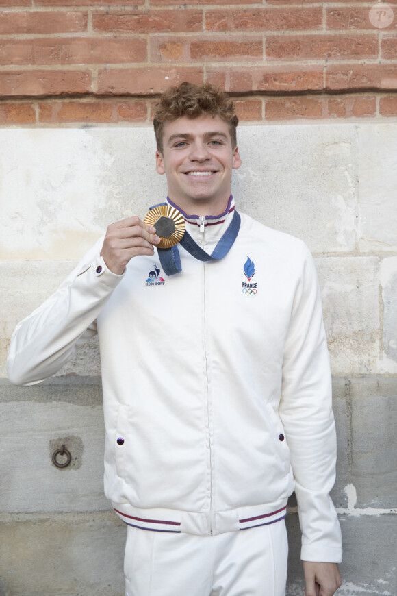 Le jeune homme de 22 ans a remporté de nombreux titres de quoi rendre fière la France et Emmanuel Macron.
Léon Marchand - Les Toulousains ont accueilli avec ferveur les athlètes de la Ville rose et de ses alentours, après leur performance aux Jeux Olympiques de Paris 2024 sur la place du Capitole le 18 septembre 2024. © Frédéric Maligne/Bestimage