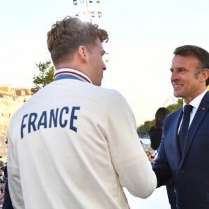 Exclusif - Emmanuel Macron, Léon Marchand - Remise des médailles par le président de la République à l'Arc de Triomphe aux athlètes lors de la parade des champions à l'occasion des Jeux Olympiques et Paralympiques Paris 2024, sur l'avenue des Champs-Elysées à Paris. Le 14 septembre 2024 © Perusseau-Ramsamy / Bestimage