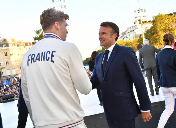 Exclusif - Emmanuel Macron, Léon Marchand - Remise des médailles par le président de la République à l'Arc de Triomphe aux athlètes lors de la parade des champions à l'occasion des Jeux Olympiques et Paralympiques Paris 2024, sur l'avenue des Champs-Elysées à Paris. Le 14 septembre 2024 © Perusseau-Ramsamy / Bestimage