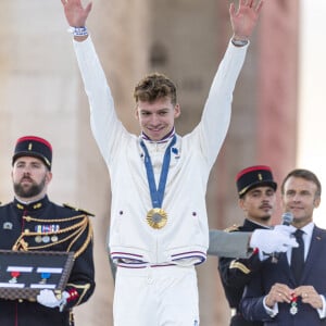 Léon Marchand, Emmanuel Macron - Remise des médailles par le président de la République à l'Arc de Triomphe aux athlètes lors de la parade des champions à l'occasion des Jeux Olympiques et Paralympiques Paris 2024, sur l'avenue des Champs-Elysées à Paris. Le 14 septembre 2024 © Perusseau-Ramsamy / Bestimage