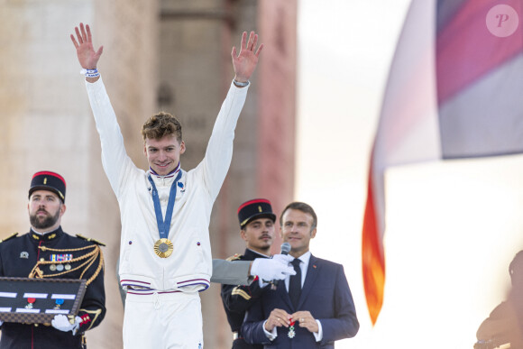 Léon Marchand, Emmanuel Macron - Remise des médailles par le président de la République à l'Arc de Triomphe aux athlètes lors de la parade des champions à l'occasion des Jeux Olympiques et Paralympiques Paris 2024, sur l'avenue des Champs-Elysées à Paris. Le 14 septembre 2024 © Perusseau-Ramsamy / Bestimage